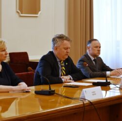 Новини України - МЗС заявив демарш послам за участь у параді Путіна