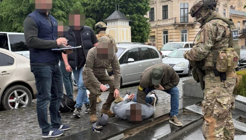 Новини України - На Буковині затримали правоохоронця за організацію схеми для ухилянтів