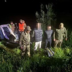 Новини України - На Дністрі виловили двох "плавців" у гідрокостюмах
