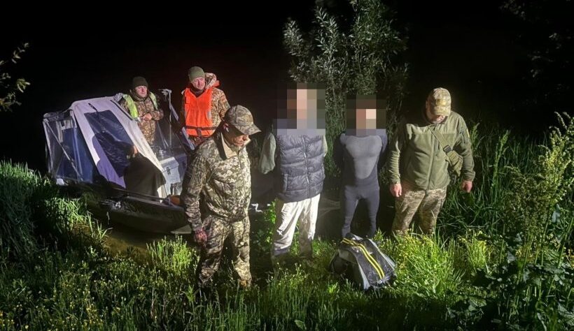 Новини України - На Дністрі виловили двох "плавців" у гідрокостюмах