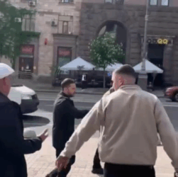 Новини України - На Хрещатику чоловік напідпитку спробував підійти до президента
