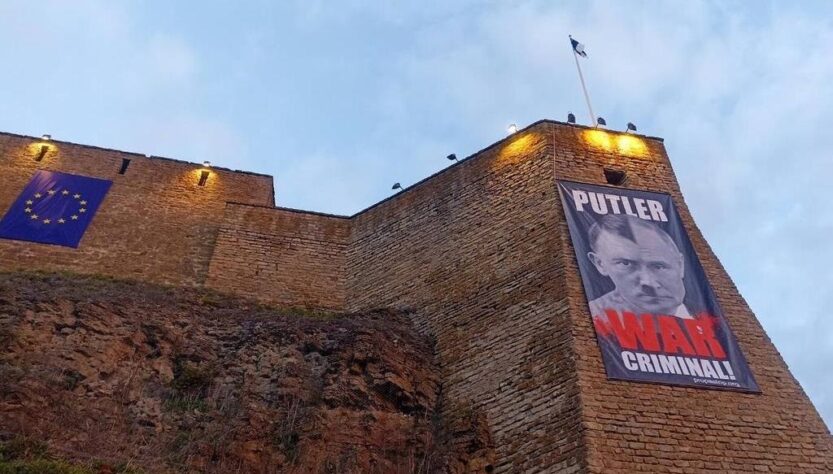 Новини світу - На кордоні з Росією вивісили плакат з "Путлером"
