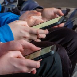 Новини України - На Львівщині школярі змусили підлітка з аутизмом позувати на відео голим