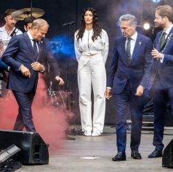 Новини світу - Невідомий кинув димову шашку в бік прем'єрів Нідерландів і Польщі