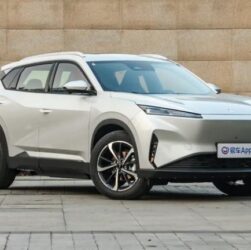 Авто новини - Peugeot-Citroen випустила наддешевий електричний кросовер у Китаї