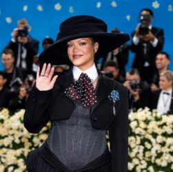 Новини культури - Ріанна вагітна втретє: зірка підтвердила новину на Met Gala 2025