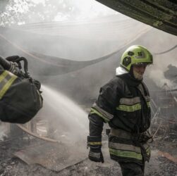 Новини Києва - Рятувальники ліквідували пожежу у Гідропарку