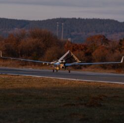 Новини світу - Сам обирає цілі: Туреччина представила оновлений Bayraktar TB2 з ШІ