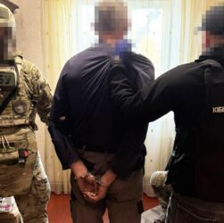 Новини України - СБУ затримала чоловіка, який наводив ракети РФ на аеродроми ЗСУ