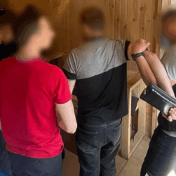 Новини України - Шахрай виманював гроші у матері загиблого воїна, переконуючи, що син живий