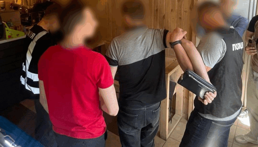 Новини України - Шахрай виманював гроші у матері загиблого воїна, переконуючи, що син живий