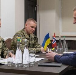 Новини України - Сирський нагородив голову ЗС Норвегії Хрестом заслуги