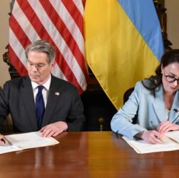 Новини України - Стало відомо, як українці оцінюють угоду про копалини