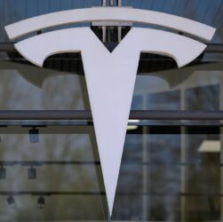 Новини бізнесу - Tesla втрачає ринок Китаю через конкурента
