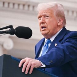 Новини світу - Трамп розглядає рішення щодо зброї Україні - ЗМІ