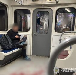 Новини Києва - У Києві п'яний хлопець розбив скло у вагоні метро