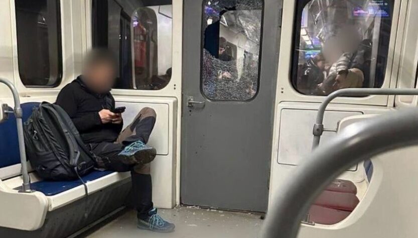 Новини Києва - У Києві п'яний хлопець розбив скло у вагоні метро