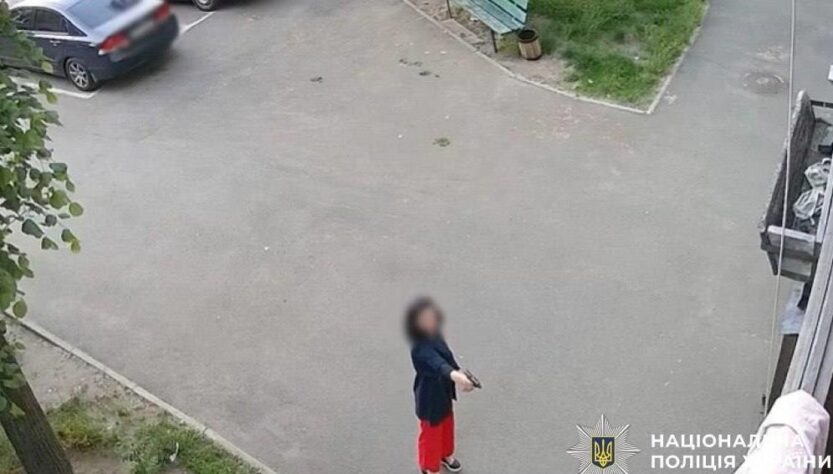 Новини Києва - У Києві жінка стріляла по дверях багатоповерхівки