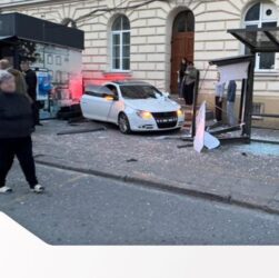 Новини України - У Львові водій протаранив зупинку: постраждала дівчина