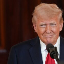 Новини світу - У певний момент: Трамп готовий зняти мита з Китаю
