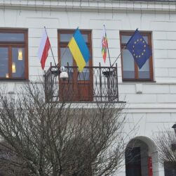 Новини світу - У Польщі зірвали прапор України на мітингу проросійського політика