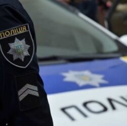 Новини України - У Рівному школярка після зауваження ударила вчителя циркулем