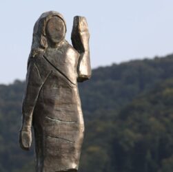 Новини світу - У Словенії зникла статуя Меланії Трамп