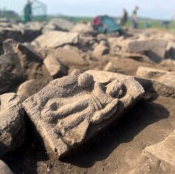 Технології - У Великобританії знайшли скульптуру богині перемоги віком понад 1800 років
