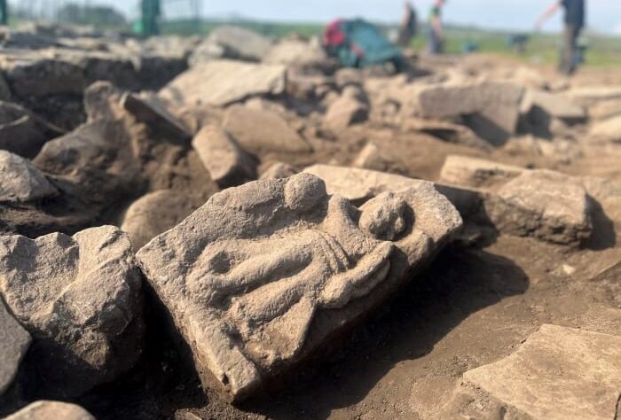 Технології - У Великобританії знайшли скульптуру богині перемоги віком понад 1800 років