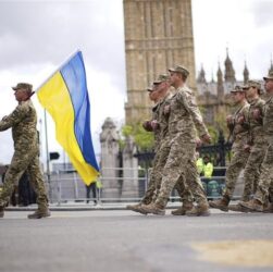 Новини світу - Українські воїни під оплески крокували на параді в Лондоні