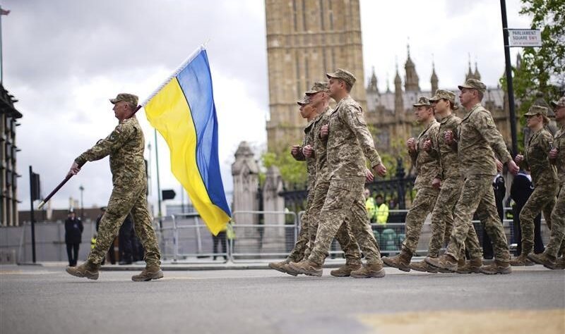 Новини світу - Українські воїни під оплески крокували на параді в Лондоні