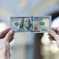 Новини бізнесу - Українці різко скоротили купівлю доларів у банках