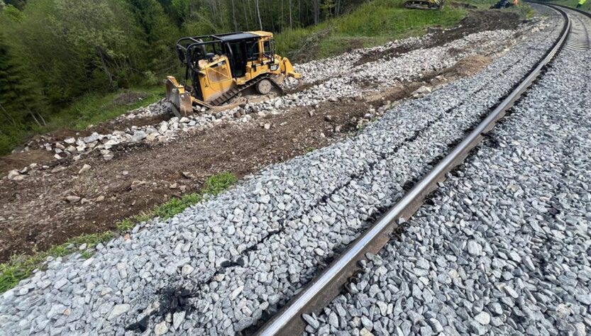 Новини України - УЗ відновлює інфраструктуру у Карпатах, де стався провал грунту