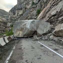 Новини світу - В Дагестані обвал скелі "відрізав" від світу понад 50 сіл