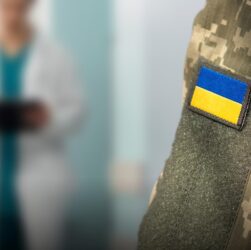 Новини України - В Хмельницькому ТЦК чоловік зістрибнув з вікна другого поверху
