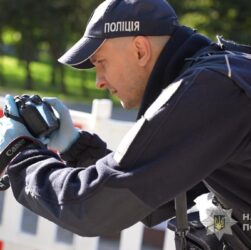 Новини України - В Одесі чоловік з ножами поранив поліціянтів