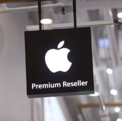 Новини світу - В Росії оштрафували Apple за "пропаганду ЛГБТ"