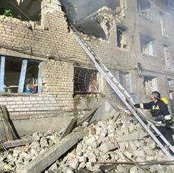Новини України - В Запоріжжі витягли з-під завалів людину