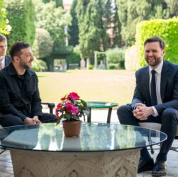 Новини світу - Венс сказав, про що говорив із Зеленським у Римі