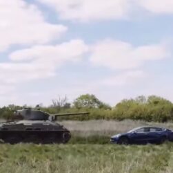 Новини світу - Ветеран Другої світової танком переїхав авто Tesla