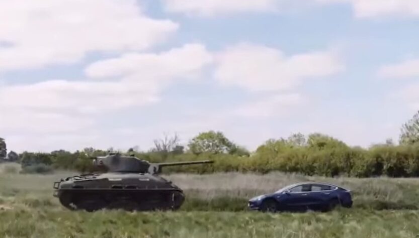 Новини світу - Ветеран Другої світової танком переїхав авто Tesla