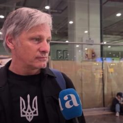 Новини культури - Вігго Мортенсена побачили на публіці у футболці з тризубом
