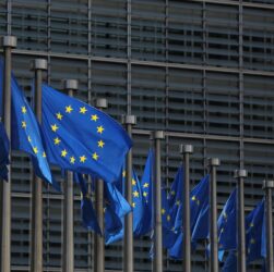 Новини світу - Єврокомісія представила план відмови від енергоносіїв РФ