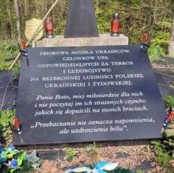 Новини світу - З могили воїнів УПА в Польщі демонтували провокативну плиту
