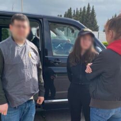Новини України - З Німеччини екстрадували підозрювану у розкраданні землі під Києвом