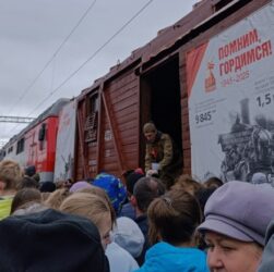 Новини світу - Жителі російського міста билися за кашу біля "поїзда перемоги"