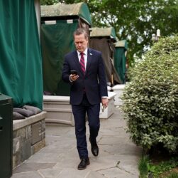 Новини світу - Зміни в команді. Перше звільнення Трампа