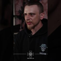 "Якийсь бідолага біжить через поле і намагається принести своїм хробакам поїсти"
