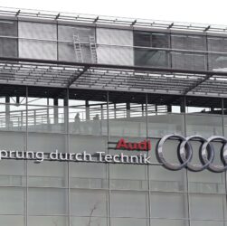 Авто новини - Audi офіційно відмовилася від планів випускати тільки електромобілі