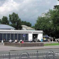 Новини Києва - Біля метро в Києві виявили труп чоловіка